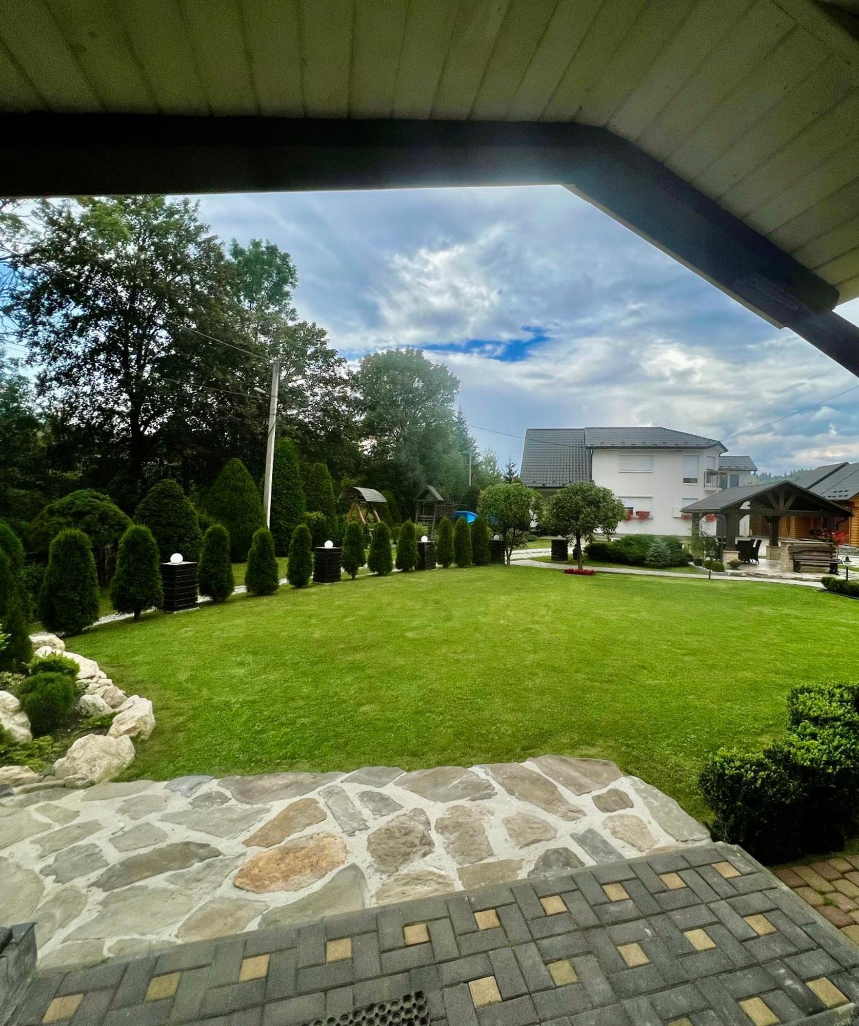 Arnica Hotel Yasinya Exterior foto
