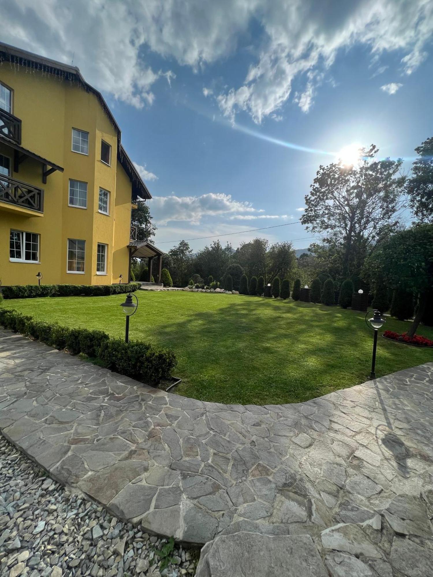 Arnica Hotel Yasinya Exterior foto