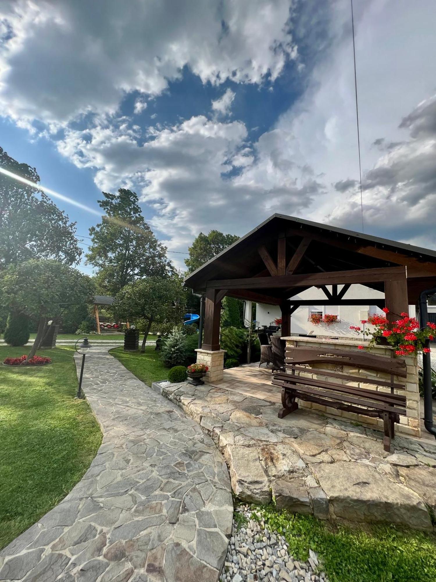 Arnica Hotel Yasinya Exterior foto
